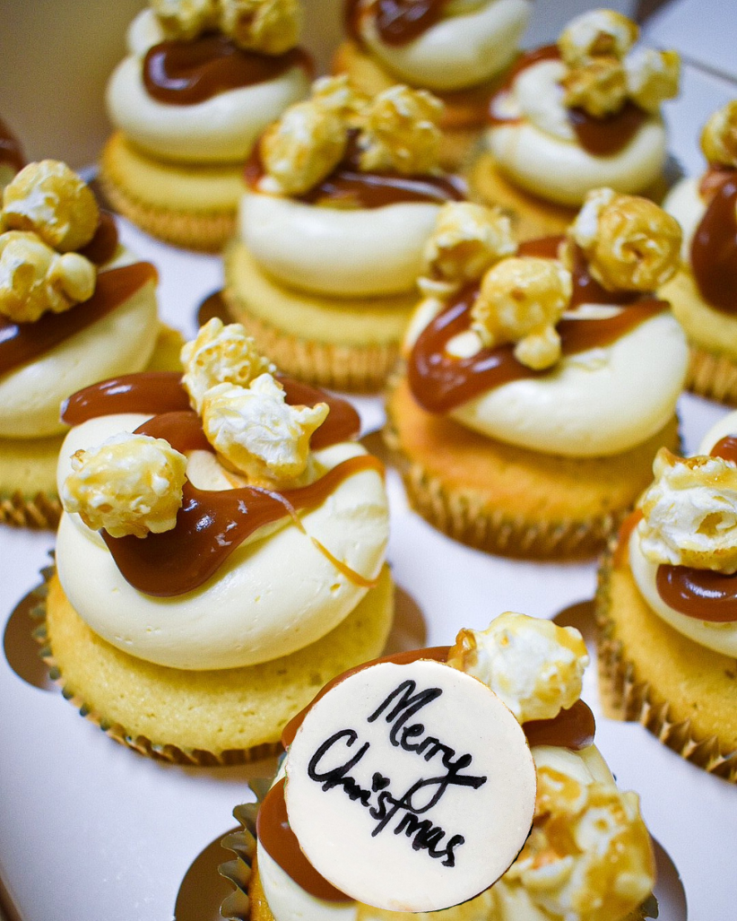 Merry Christmas Vanilla and Salted Cupcakes