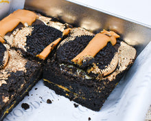 Load image into Gallery viewer, Sassy Bea - Dark chocolate brownie with crunchy peanut butter and Oreo birthday party

